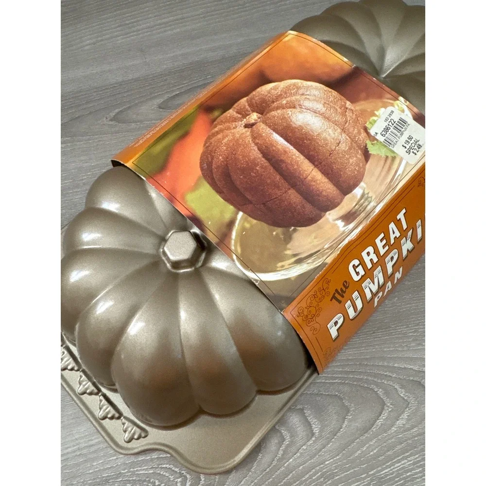 Williams Sonoma The Great Pumpkin Pan Cast Aluminum Nonstick 3D Cake Mold Gold